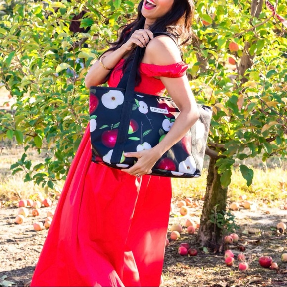 NEW Truvani Signature Insulated Soft Cooler Bag Black Apple Print - Picture 9 of 9